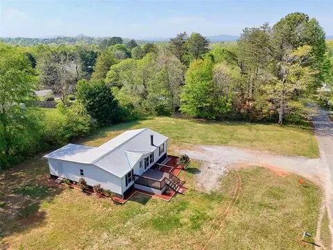 View/Area - 215 Lawrence St, Cornelia, GA 30531 photo 4 of 6
