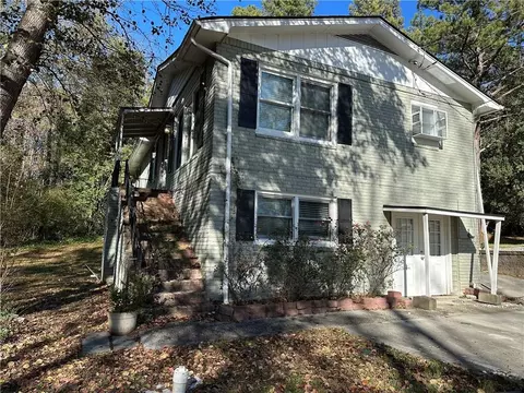 915 Lake Dr, Snellville, GA 30039