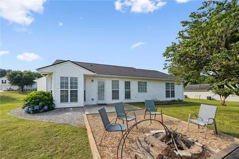 453 Raymond Dr, Winder, GA 30680