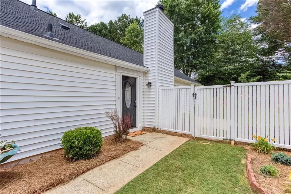 Exterior - 214 Chelsea Ct, Woodstock, GA 30189 photo 4 of 8