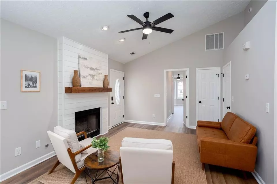 Living - 214 Chelsea Ct, Woodstock, GA 30189 photo 4 of 5