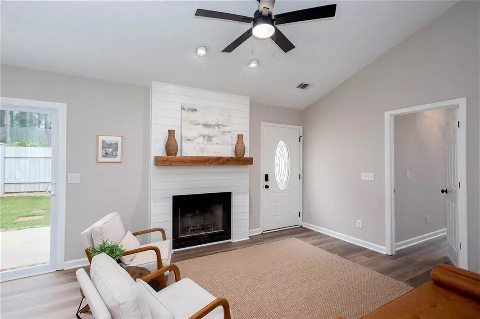 Living - 214 Chelsea Ct, Woodstock, GA 30189 photo 3 of 5