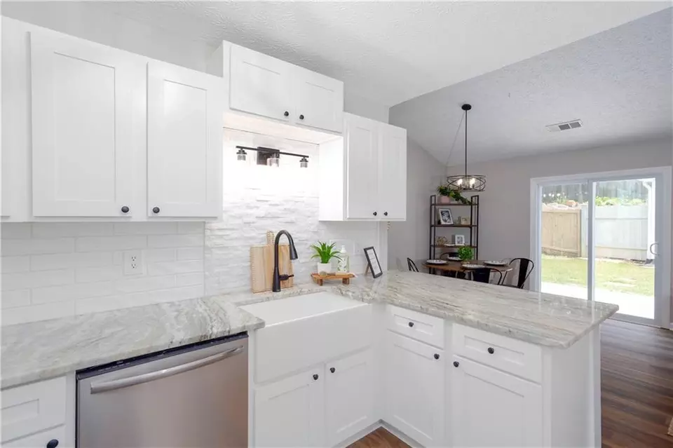 Kitchen - 214 Chelsea Ct, Woodstock, GA 30189 photo 3 of 3