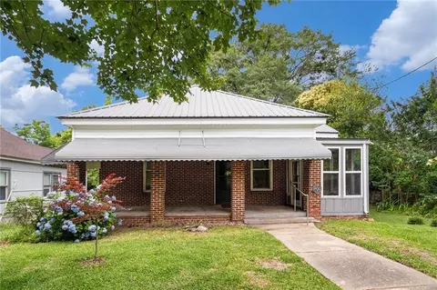 104 4th St, Manchester, GA 31816