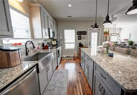 Kitchen - 153 Hurds Pathway, Calhoun, GA 30701 photo 4 of 5