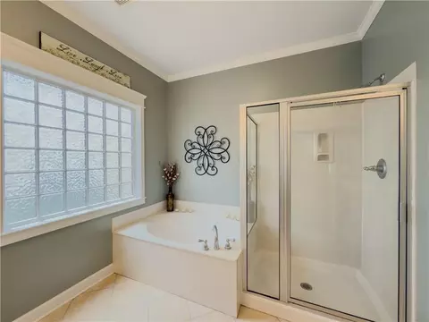 Bath - 557 Pringle Dr, Suwanee, GA 30024 photo 3 of 6