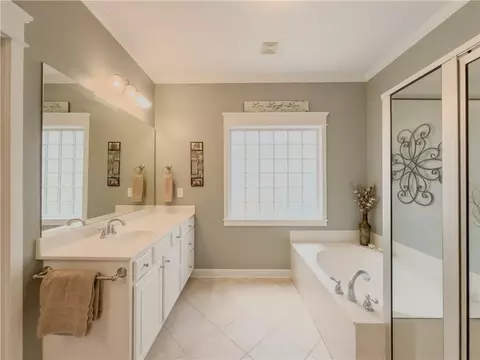 Bath - 557 Pringle Dr, Suwanee, GA 30024 photo 2 of 6