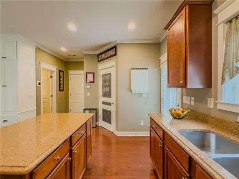 Kitchen - 557 Pringle Dr, Suwanee, GA 30024 photo 4 of 4