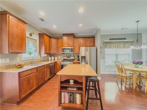 Kitchen - 557 Pringle Dr, Suwanee, GA 30024 photo 2 of 4