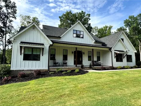 112 Three Oaks Dr SE, Calhoun, GA 30701