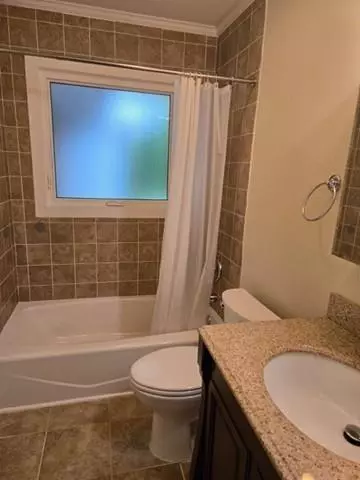Bath - 3355 Embry Cir, Atlanta, GA 30341 photo 1 of 2