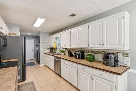 Kitchen - 182 Regency Dr, Bethlehem, GA 30620 photo 1 of 4