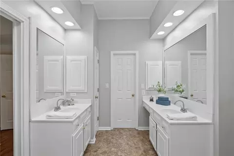 Bath - 161 Forestview Dr, Suwanee, GA 30024 photo 5 of 7