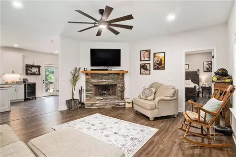 1016 Lord Rd, Commerce, GA 30530 photo 5