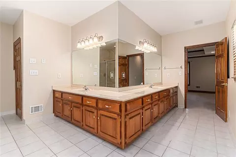 Bath - 402 Clyde Ct, Mcdonough, GA 30252 photo 4 of 8