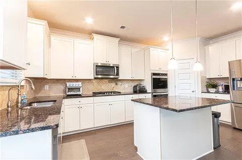 Kitchen - 905 Eldridge Rd, Hampton, GA 30228 photo 2 of 3