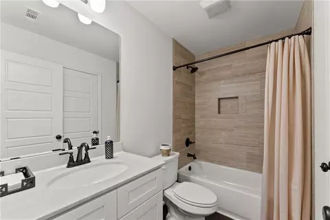 Bath - 3645 Woods Bridge Rd, Commerce, GA 30529 photo 5 of 6