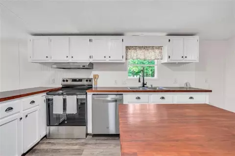 Kitchen - 175 Deerfield Rd, Jackson, GA 30233 photo 2 of 4