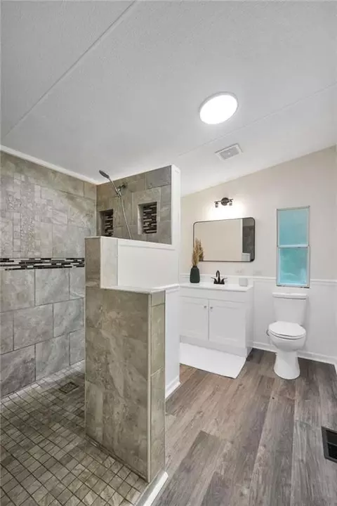 Bath - 175 Deerfield Rd, Jackson, GA 30233 photo 2 of 4