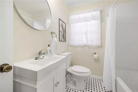 Bath - 322 Scott St, Commerce, GA 30529 photo 1 of 1