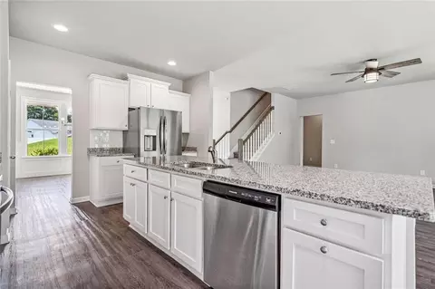 Kitchen - 433 Crystal Way, Cornelia, GA 30531 photo 4 of 5
