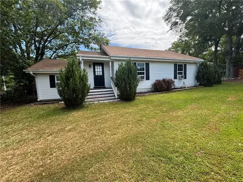 219 Buena Vista St, Winder, GA 30680