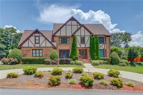 710 Hambrick Dr SW, Lilburn, GA 30047