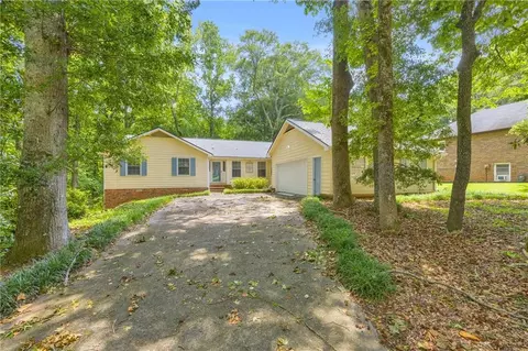 1601 Christopher Dr, Jonesboro, GA 30236