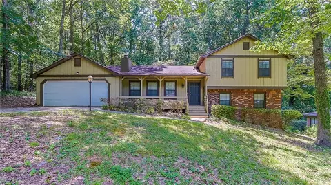 416 Pineburr Ln, Stone Mountain, GA 30087