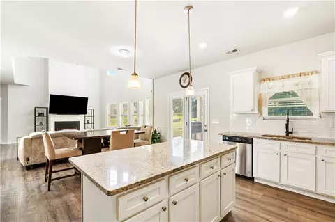 Kitchen - 1052 Longleaf Trce, Monroe, GA 30656 photo 4 of 4