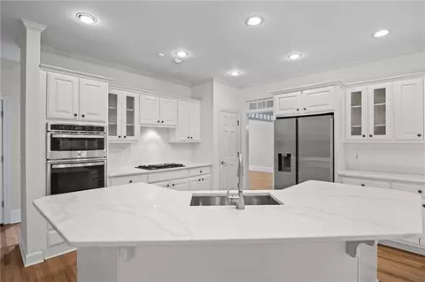 1021 Oakpointe Pl, Dunwoody, GA 30338