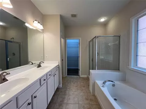 Bath - 3473 Stoneham Dr, Duluth, GA 30097 photo 1 of 6