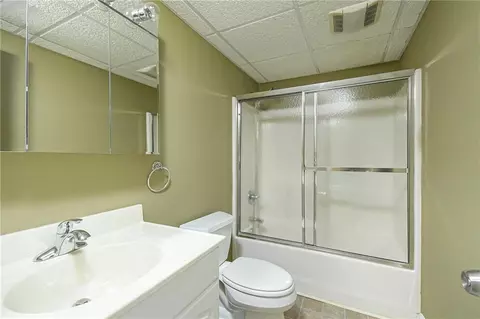 Bath - 8015 Turnberry Way, Duluth, GA 30097 photo 8 of 8