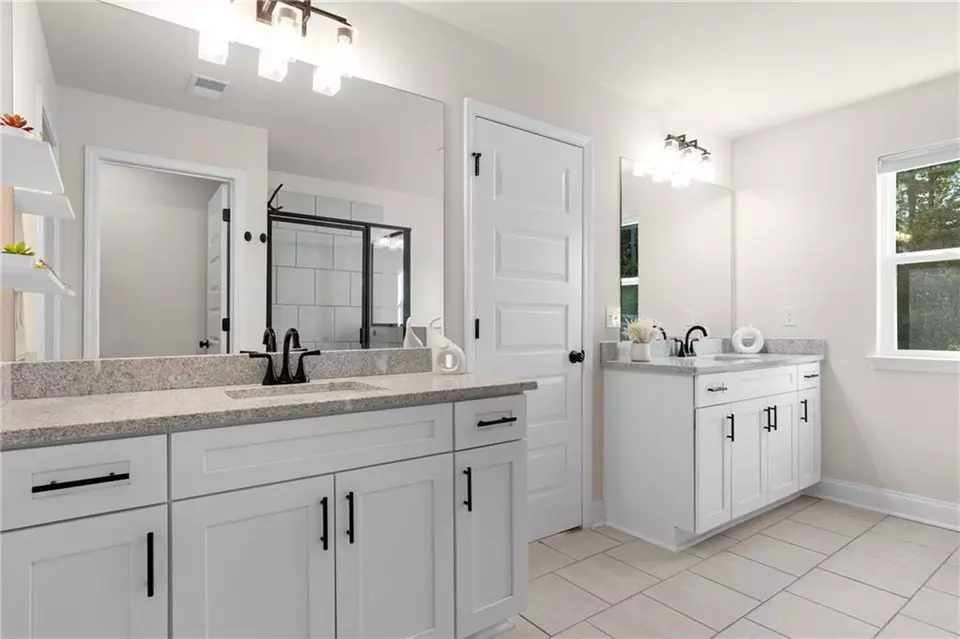 Bath - 6780 Cedar Glen Rd, Atlanta, GA 30360 photo 2 of 6