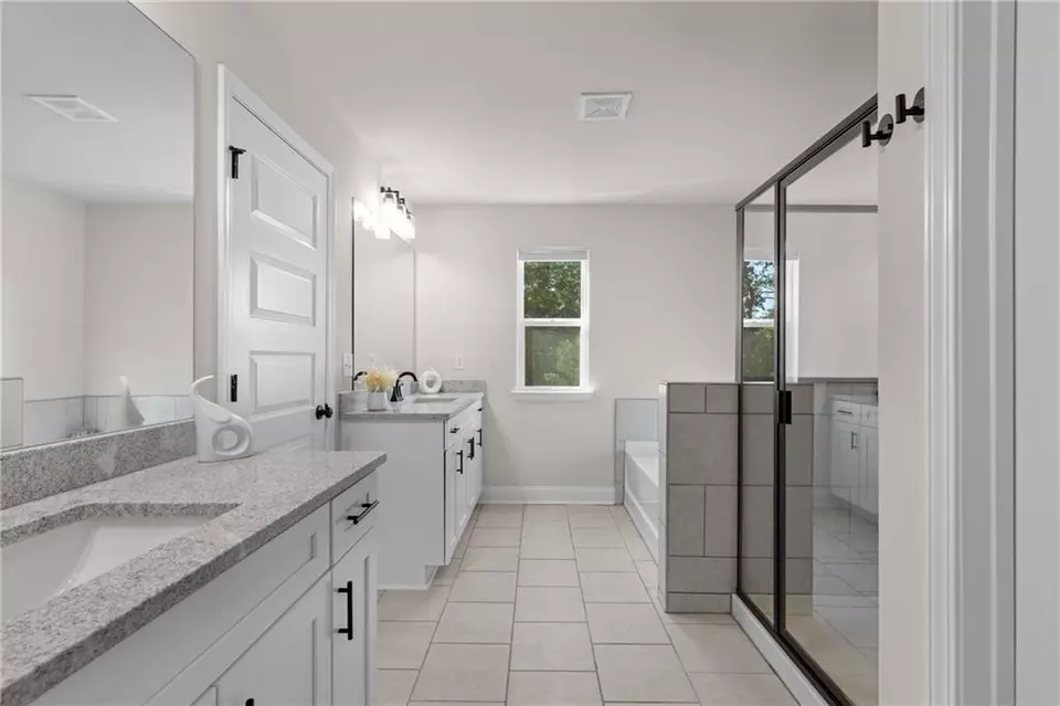 Bath - 6780 Cedar Glen Rd, Atlanta, GA 30360 photo 3 of 6