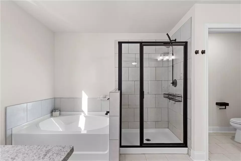 Bath - 6780 Cedar Glen Rd, Atlanta, GA 30360 photo 4 of 6