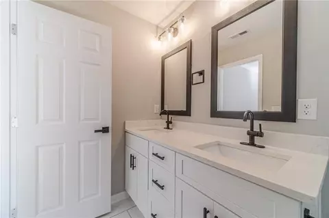 Bath - 2741 Pierce Rd, Gainesville, GA 30507 photo 2 of 5