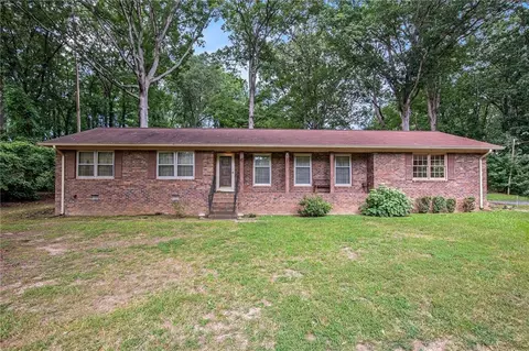 228 Honeysuckle Dr, Commerce, GA 30529