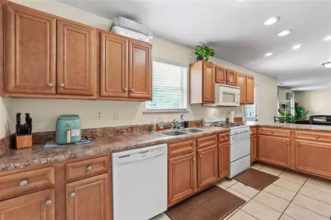 Kitchen - 977 Tara Bnd, Hampton, GA 30228 photo 1 of 2