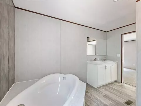 Bath - 247 Cedar Ridge Dr, Commerce, GA 30530 photo 2 of 3