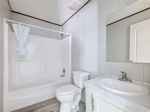 Bath - 247 Cedar Ridge Dr, Commerce, GA 30530 photo 3 of 3