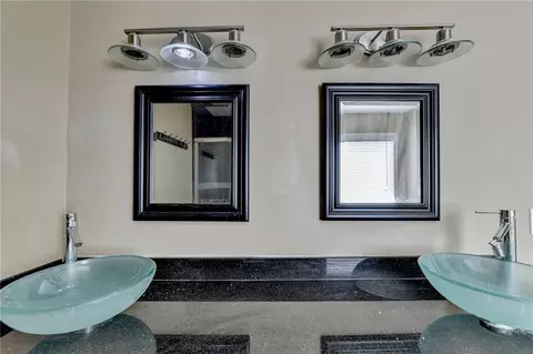 Bath - 4175 Fallbrook Dr, Duluth, GA 30096 photo 4 of 5