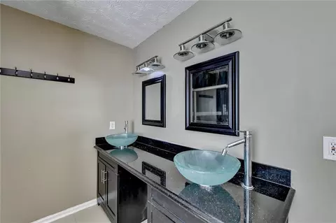 Bath - 4175 Fallbrook Dr, Duluth, GA 30096 photo 3 of 5
