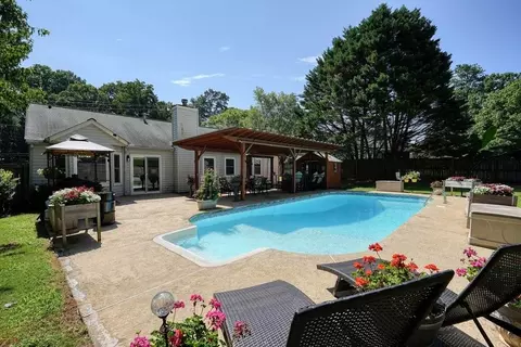 912 River Rock Dr, Woodstock, GA 30188