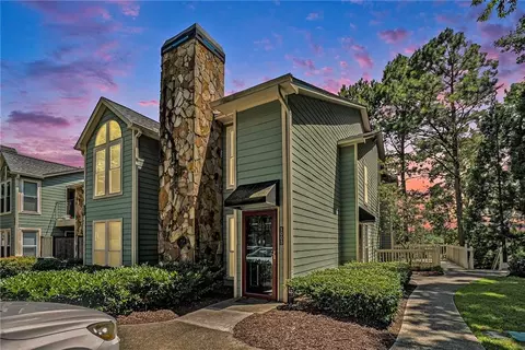 1005 Canyon Point Cir, Roswell, GA 30076