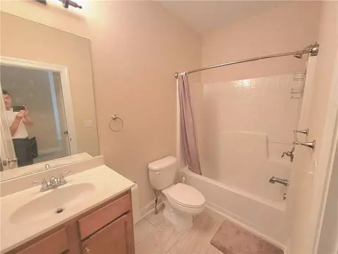 Bath - 2785 Blakely Dr, Suwanee, GA 30024 photo 6 of 7