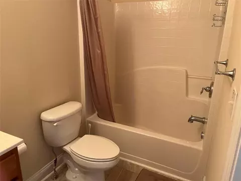 Bath - 2785 Blakely Dr, Suwanee, GA 30024 photo 5 of 7