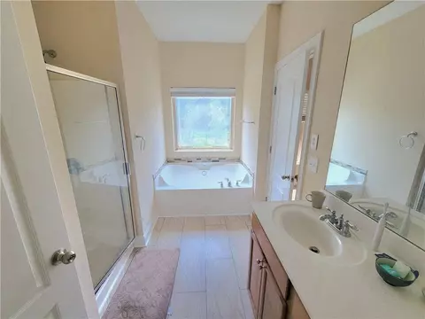 Bath - 2785 Blakely Dr, Suwanee, GA 30024 photo 2 of 7