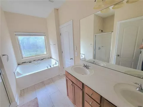 Bath - 2785 Blakely Dr, Suwanee, GA 30024 photo 3 of 7