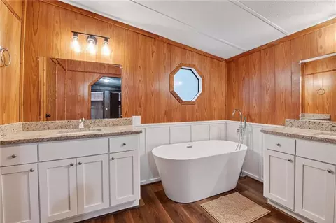 Bath - 216 Spruce Ln, Cornelia, GA 30531 photo 4 of 5